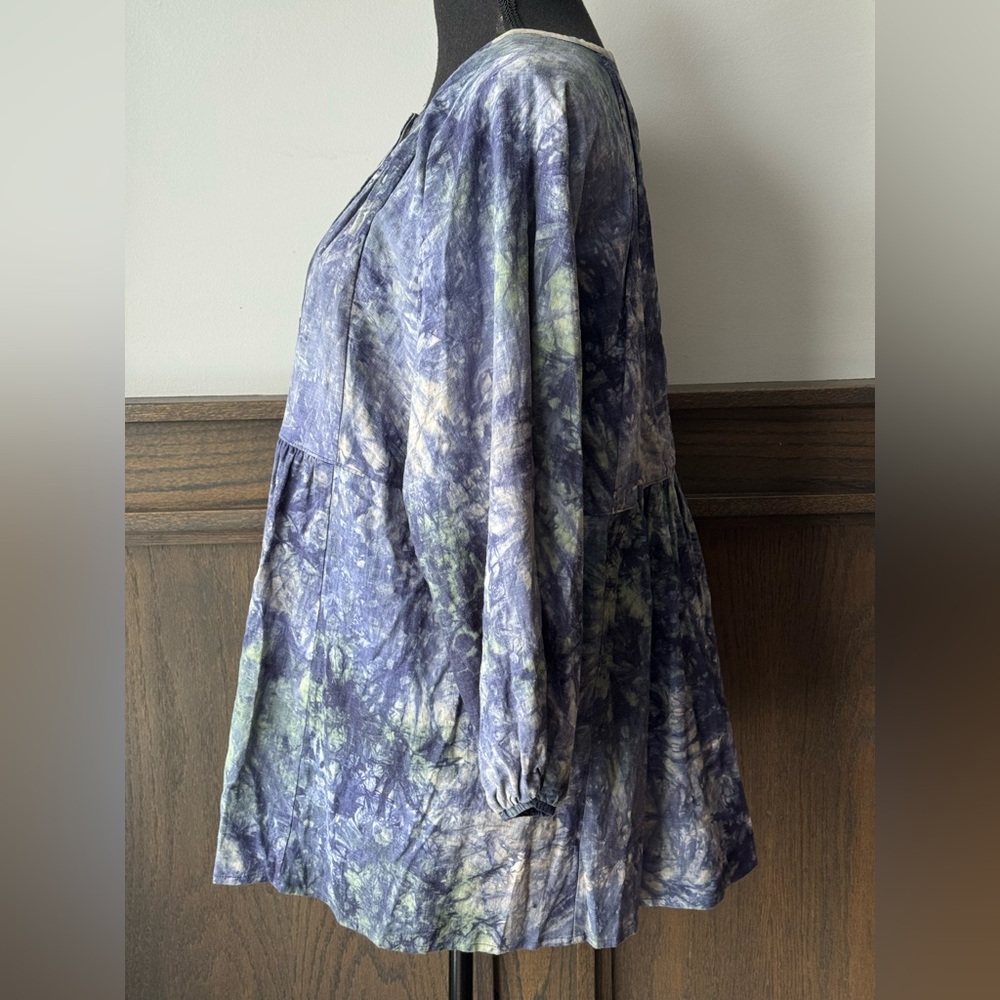 CAbi Tie Dye Blouse M Blue Green Linen Blend Button Front Boho Babydoll Top - Picture 3 of 8